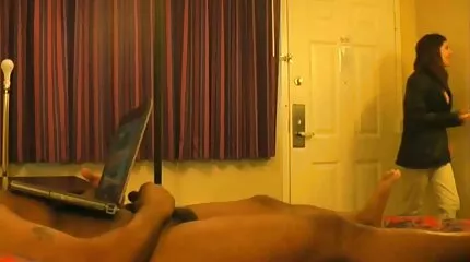 يضاجع الرجل ثلاث نساء بالقرب من المسبح فيديوهات جنس عربي