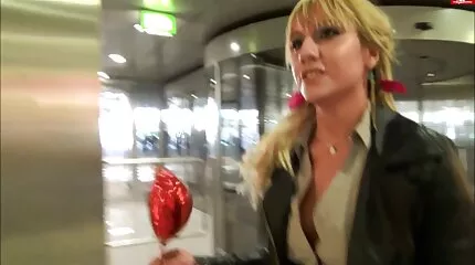 زوجان من السود للحلوى جنس عربي ، وشجيرة سمراء سعيدة.