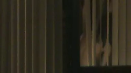 قامت رينا بممارسة الجنس العاري مع الرجل ولم تلاحظ كيف تسلل سكس عربي عنيف الخطر من الخلف.