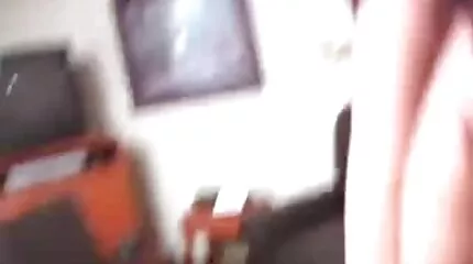 نظر مدير المدرسة إلى جنس امهات عربي الفصل الدراسي بحثًا عن عالم جغرافي