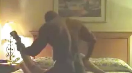 وضع الرجل عضوًا في مؤخرة امرأة من السيليكون وأدخلها إلى جنس محارم عربي هزة الجماع.