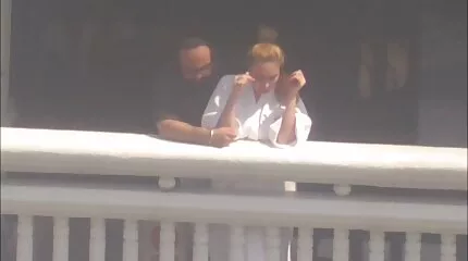 جاء لزيارة صديق ومارس الجنس مع والدته عن طريق الخطأ. افلام عربى جنس