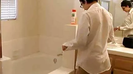 تشارك الصديقات بشكل جنس عربي نار مؤثر زبًا ضخمًا فيما بينهم.