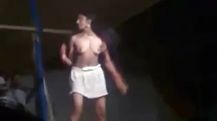 ذهب لزيارة جنس عربي منزلي صديق ، ودخل في كس لأمه.