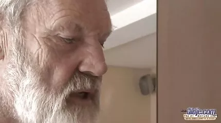 ذهبت إلى منتج مألوف ودخلت بشكل غير متوقع فيلم جنس عربي في ممارسة الجنس الشرجي.