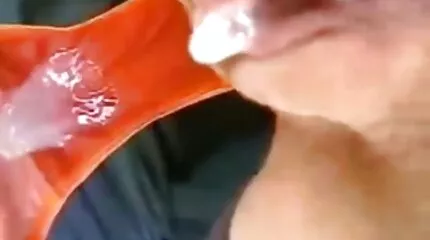 طالب موقع جنس عربي أحمر ينتشي من قضيب كبير لطالب ممتاز.